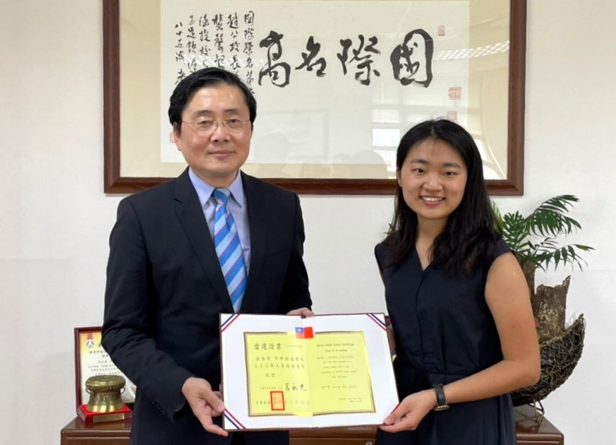 生命科學系四年級莊佳潔同學榮獲縣長獎