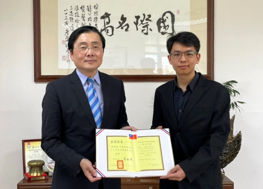 教育行政與管理學系四年級張哲維同學榮獲校內獎