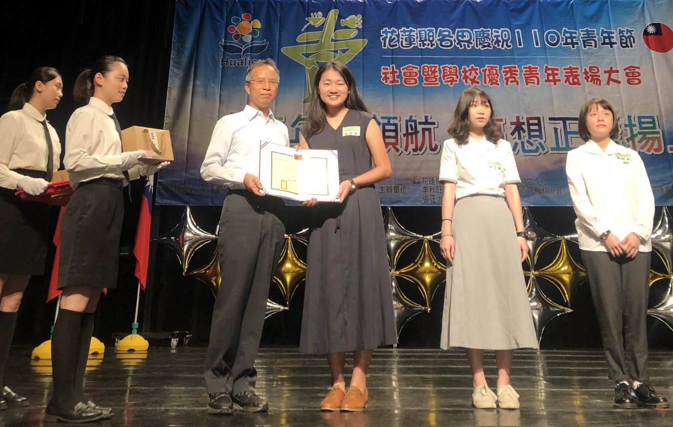 生命科學系四年級莊佳潔同學榮獲縣長獎接受表揚