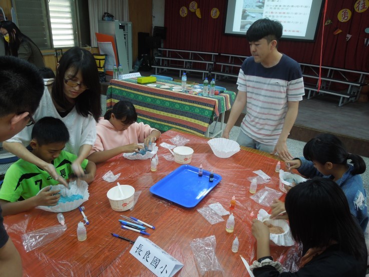 學員體驗製作動力沙-長良國小