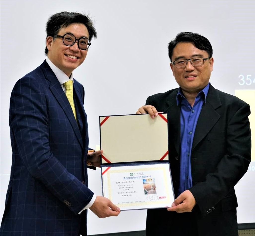 東華大學通識教育中心陳復主任頒發感謝狀給李紀綱先生