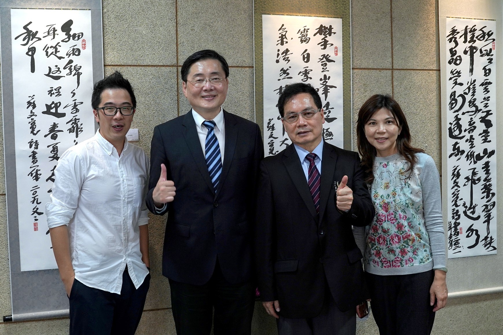 左起:藝術中心魏廣晧主任、東華大學趙涵㨗校長及書法家蘇文寬先生夫婦
