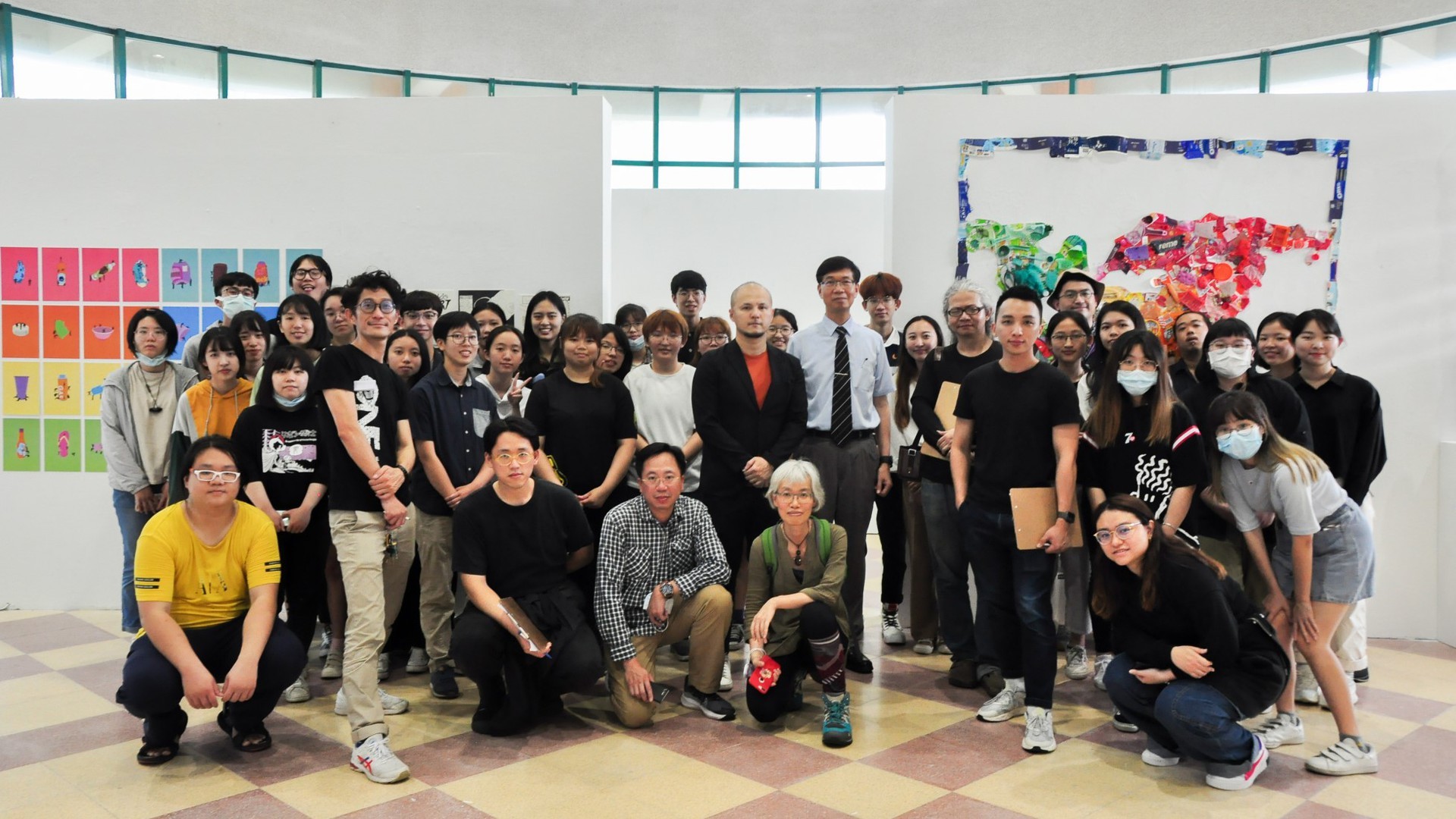 111級畢業製作「唯為藝」團隊與外評、副校長合影