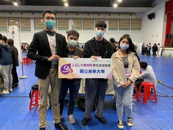 左一為學會部長方雍憲、左二為學權部長洪梓惟、左三為會長陳人平、左四為秘書部長黃晴