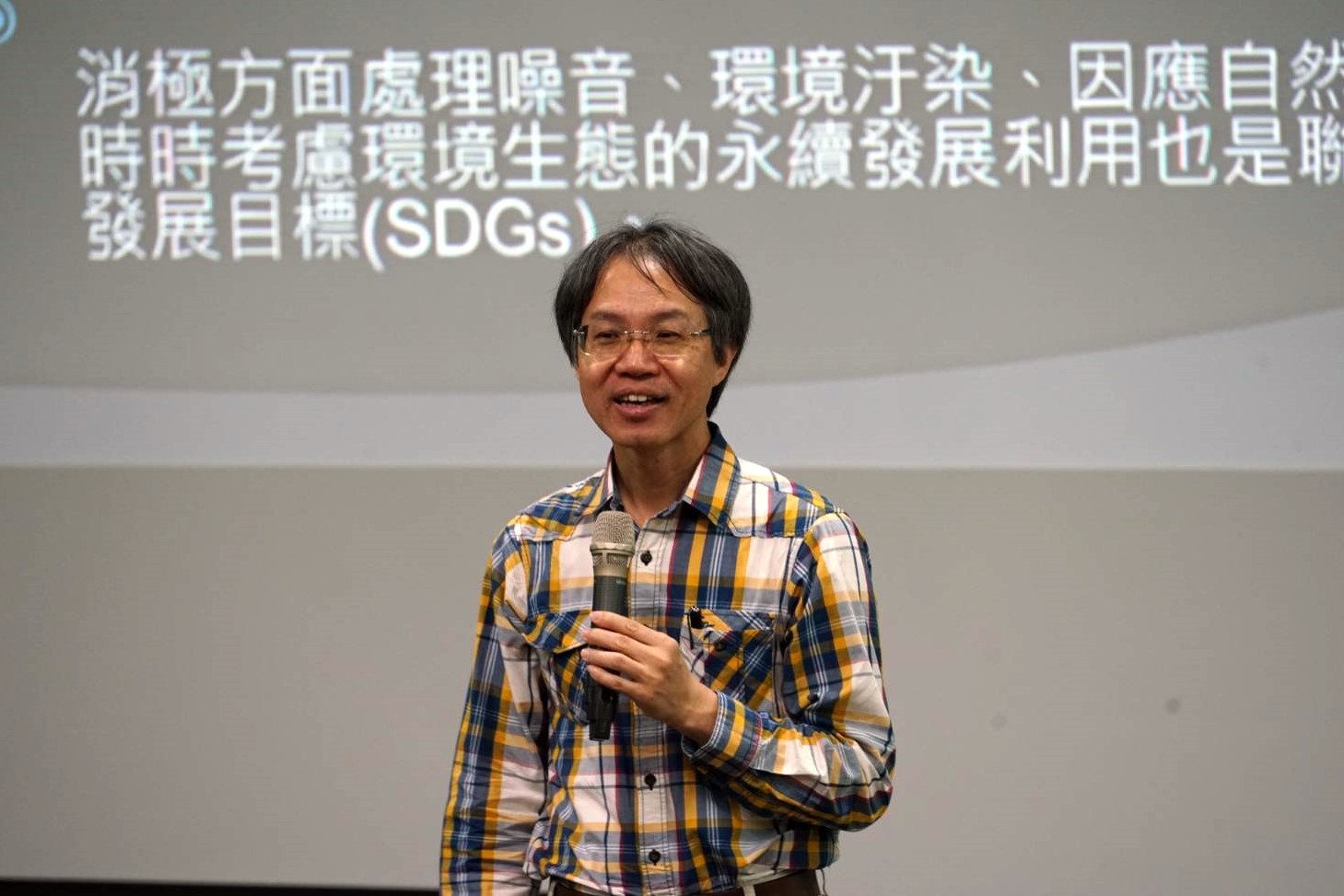 劉威德教授跟同學們談心理學是探究人性的科學