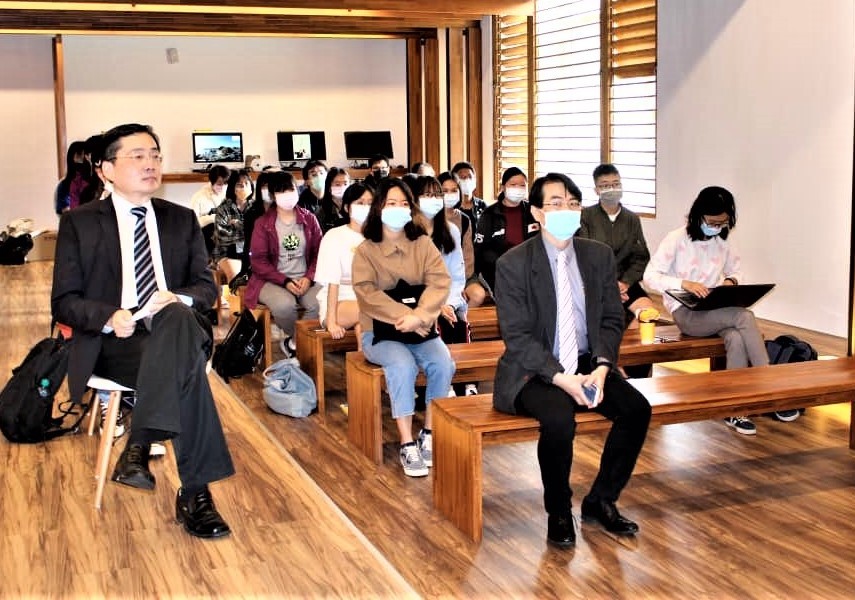 與會者聆聽兩位教授坦誠分享他們的生命故事