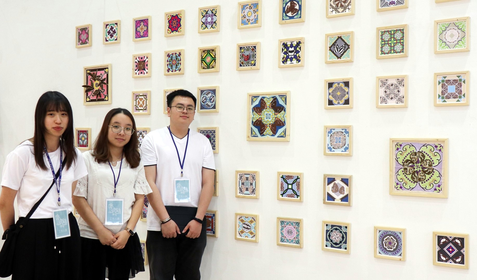 蝶語花創作團隊與作品,由左至右為陸子容、楊采諭、吳耀龍三位同學