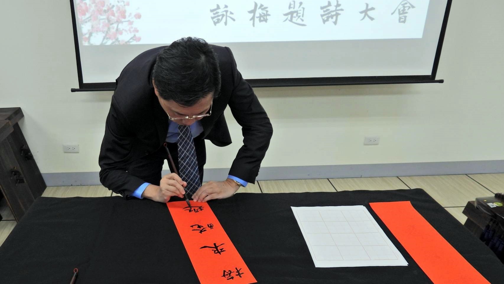 趙涵㨗校長即席揮毫為梅酒題字