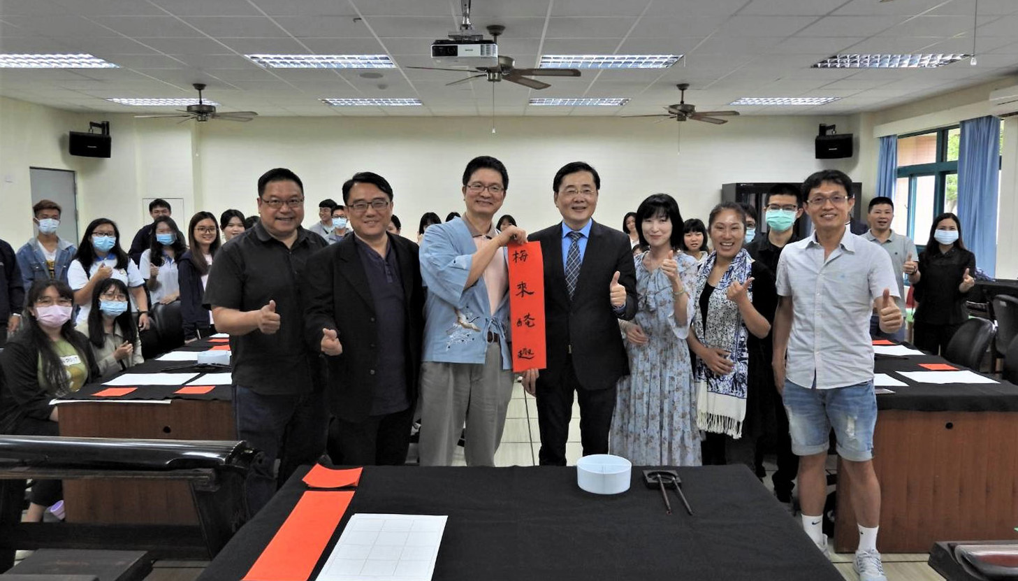 左起:共同教育委員會副主任委員廖慶華教授、通識教育中心陳復主任、理工學院吳秀陽教授、東華大學趙涵㨗校長、華語文中心朱嘉雯主任、語言中心嚴愛群主任、花師教育學院楊昌斌教授與全體師生合照留影