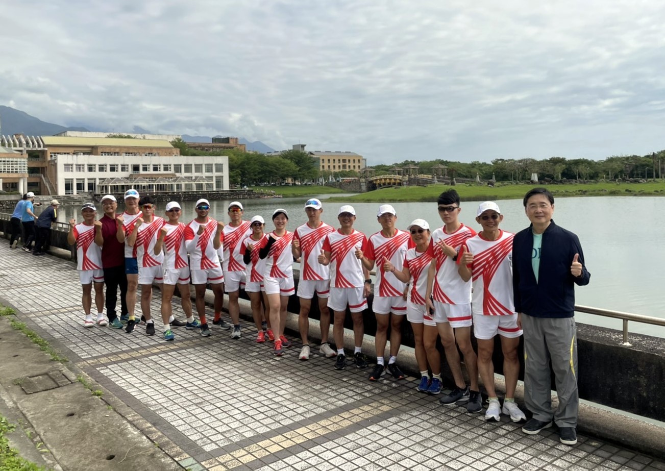 趙涵㨗校長與成功大學聖火隊在東湖旁合照