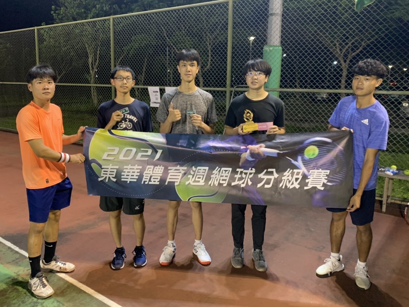 (NTRP2.0級)季軍:資工一 陳永齊同學、亞軍:臺灣一丁玉熙同學、冠軍:華文四周家祥同學