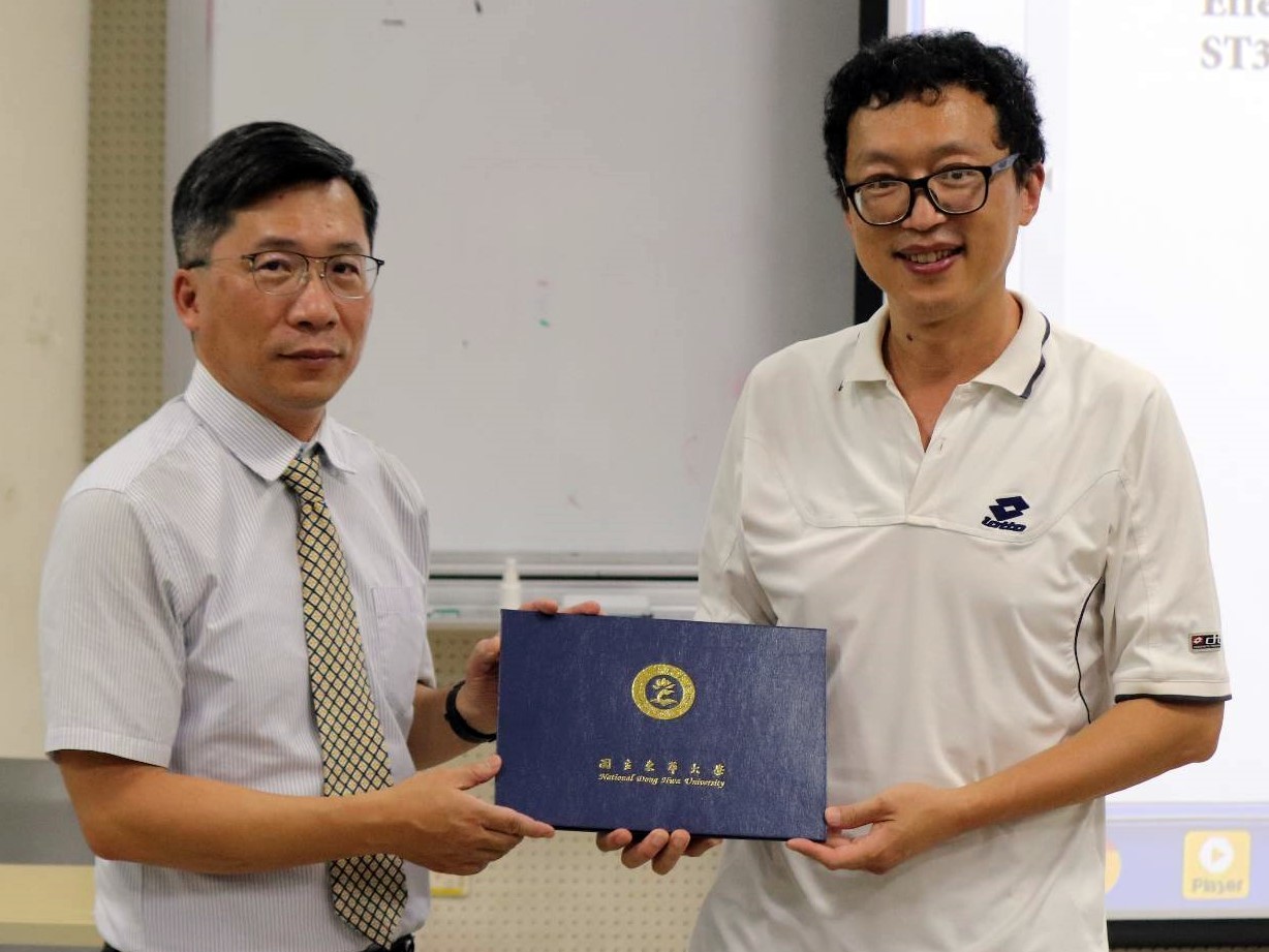 東華大學電機工程學系張伯浩教授頒發感謝狀給楊成湛醫師