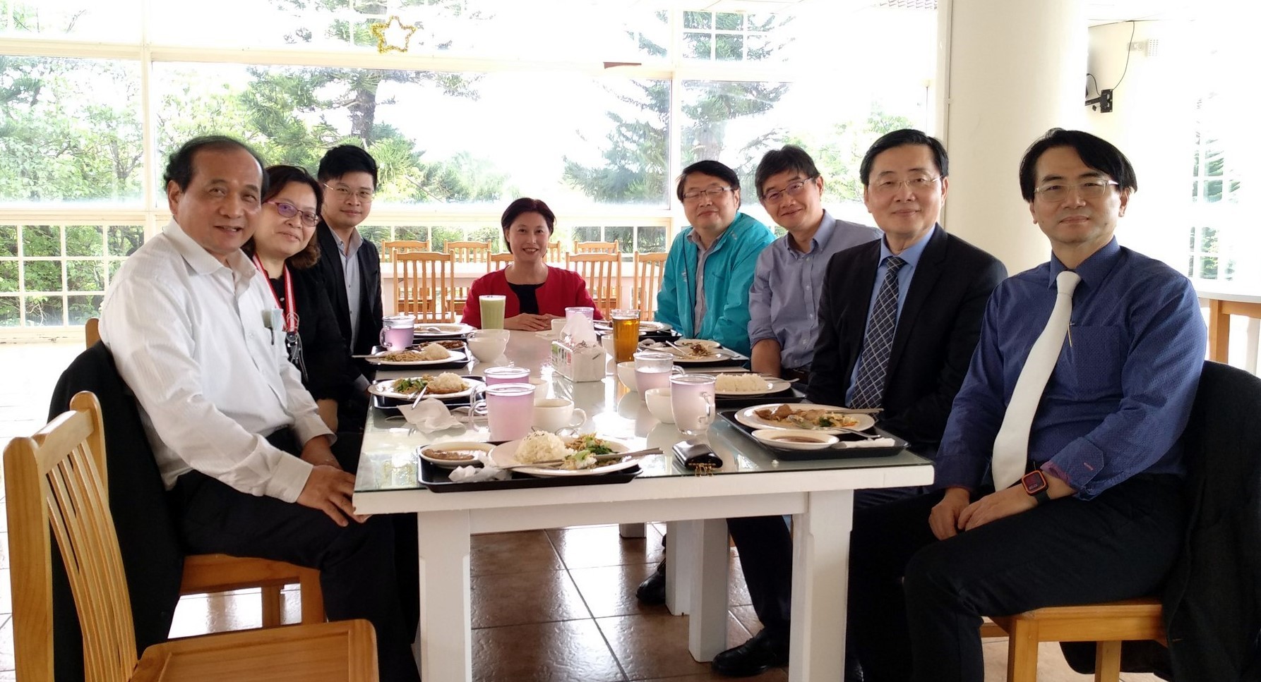 國合會李栢浡副秘書長(左一)、何佩如組長(左二)、黃建倫專員(左三)一行與本校趙校長、國際處馬處長、理工學院郭院長、資工系江主任與資工系吳計畫經理等人餐敘交流