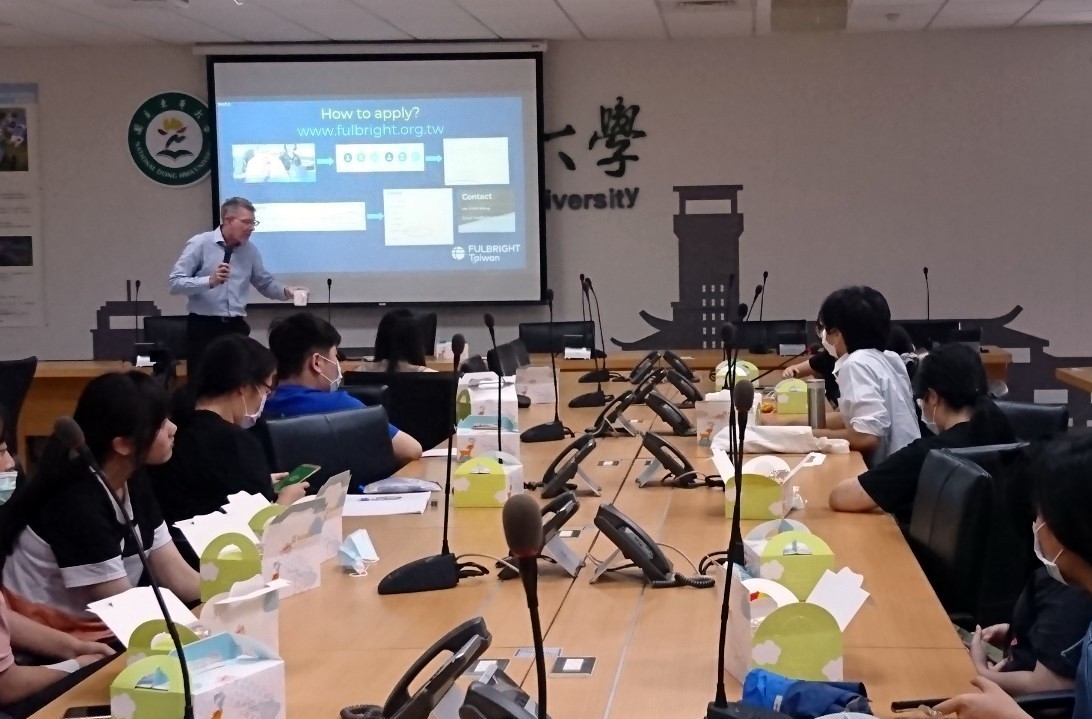 參與傅爾布萊特獎助金計畫說明會之學生踴躍提問
