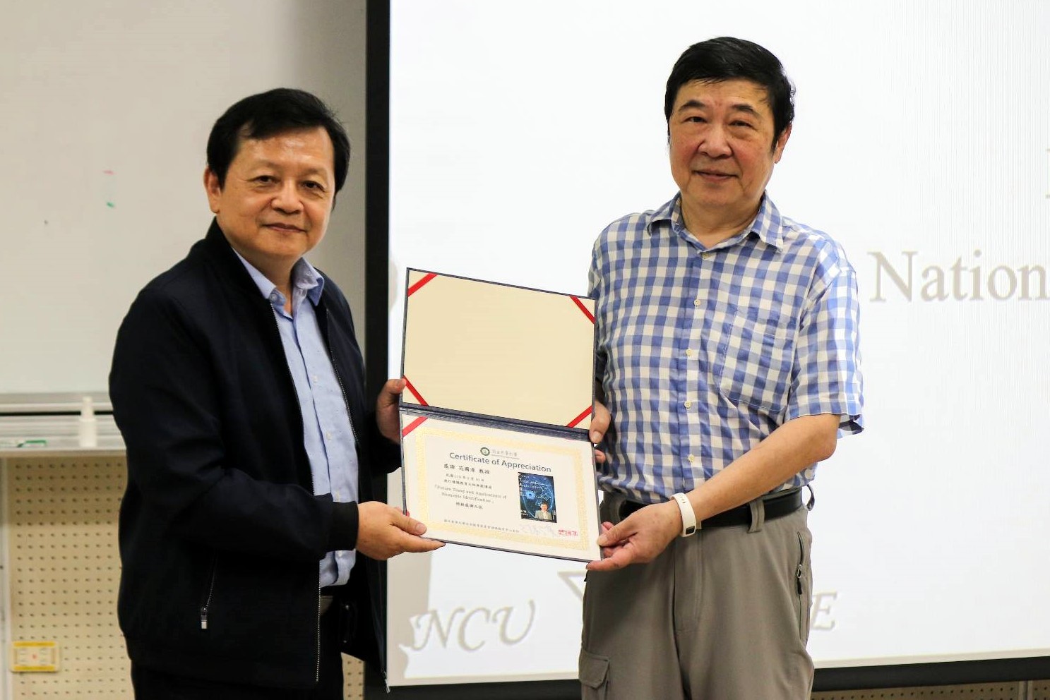 東華大學副校長林信鋒教授頒發感謝狀給范教授