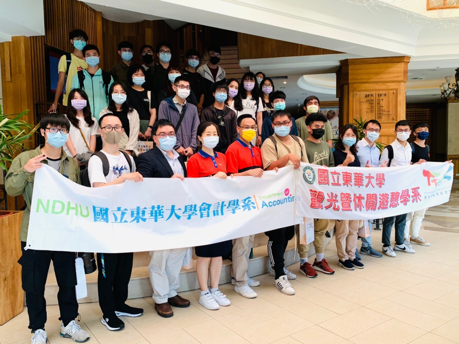 東華會計學系及觀光暨休閒遊憩學系帶領管院各系同學至花蓮翰品進行企業參訪合照