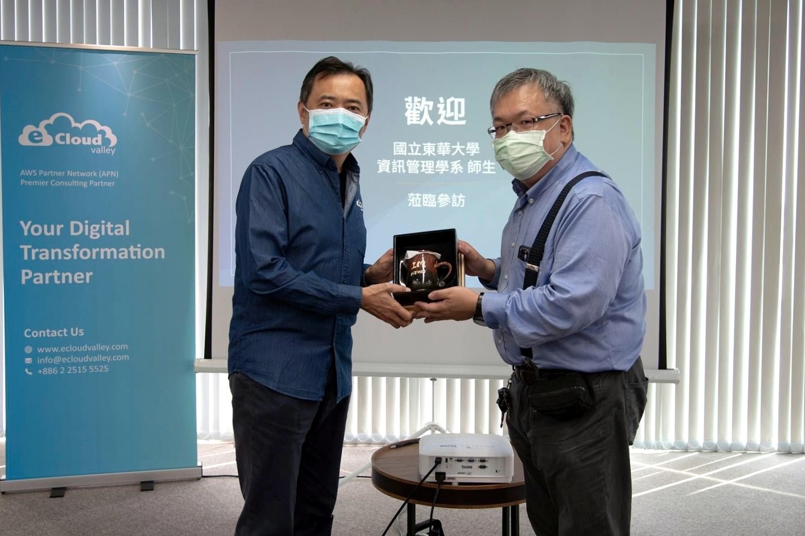 侯佳主任與企業參訪受贈禮物代表董事長林啟雄合影