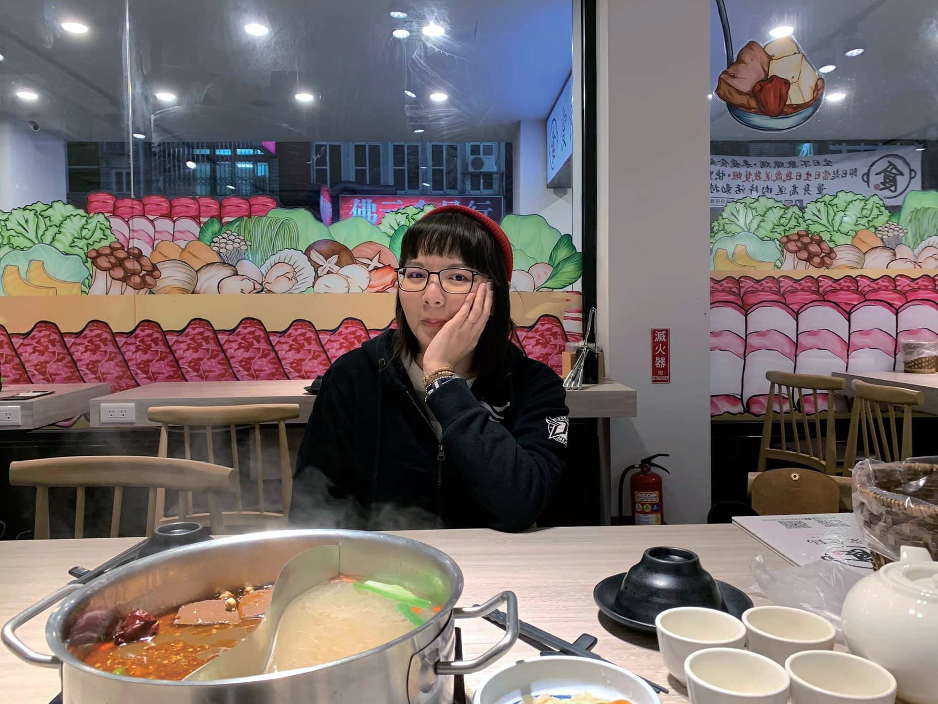 火鍋店身後窗貼為張椀晴同學設計