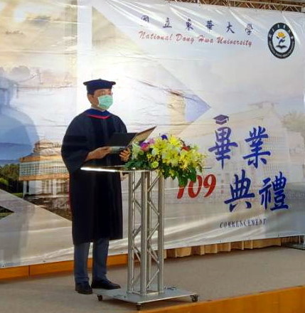 東華大學趙涵㨗校長宣佈畢業學生人數,正式宣告109級同學學成畢業