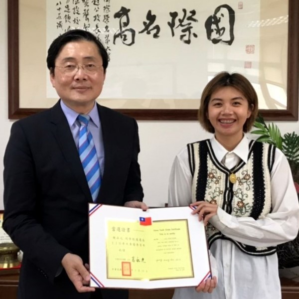 東華大學趙涵㨗校長公開表揚獲得大專優秀青年獎之幼教系賴品元同學