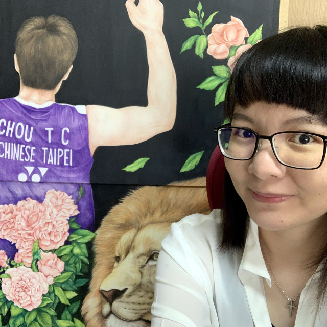 藝設系碩士班張依婷(筆名:阿布)不畏逆境,克服身體障礙求學,以第1名成績畢業,亦榮獲110年總統獎