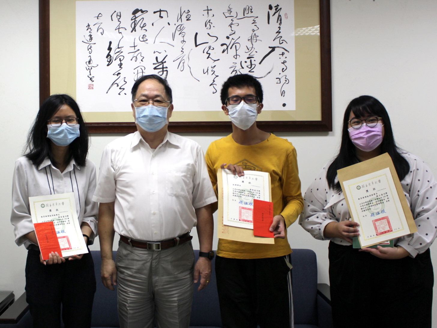科學教育中心古智雄主任與同學們合照