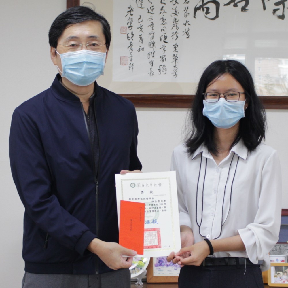 趙校長與陳美瑩同學合照