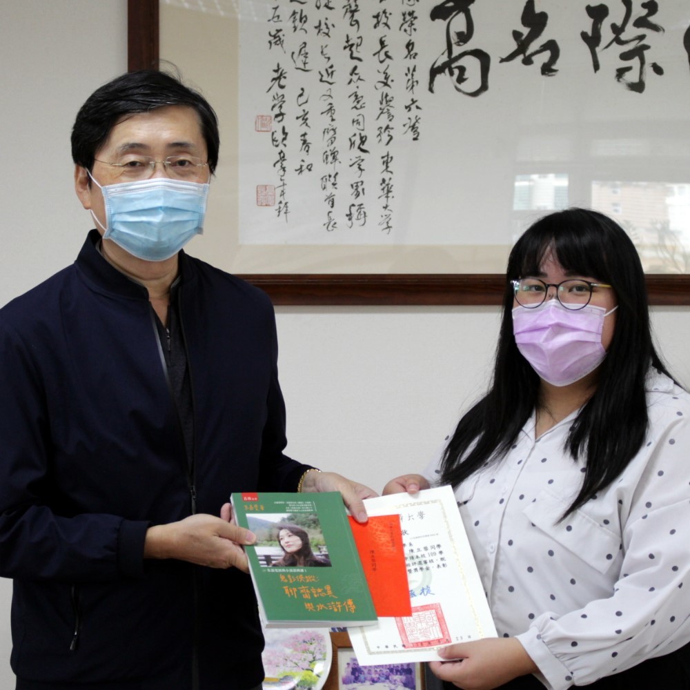 趙校長與陳立蓉同學合照