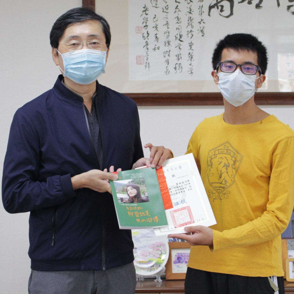 趙校長與黃敬庭同學合照