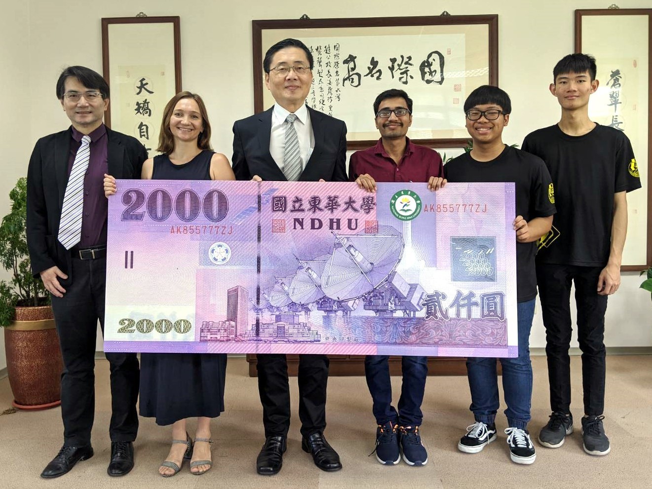 2020年7月外籍生代表領取暑期補助金後與校長合照