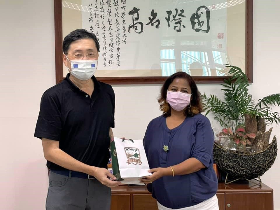 印度臺北協會副代表戴得勝夫人南德娜女士來訪東華大學,趙涵㨗致贈紀念品
