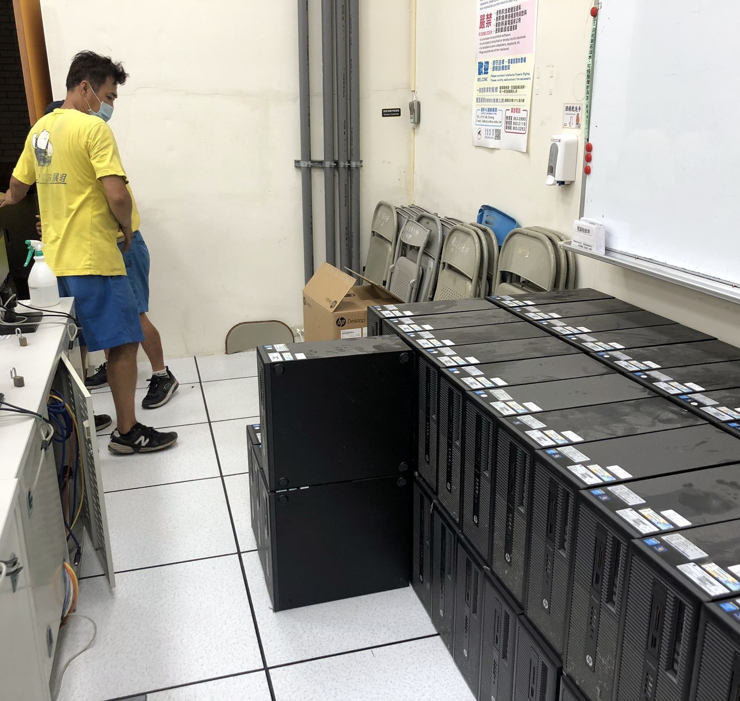 威力搬家貨運公司將愛心電腦搬運上車