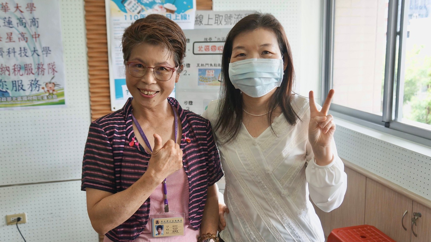 北區國稅局花蓮分局張雅瑾分局長與東華會計學系王肇蘭教授於記者會前之合影。