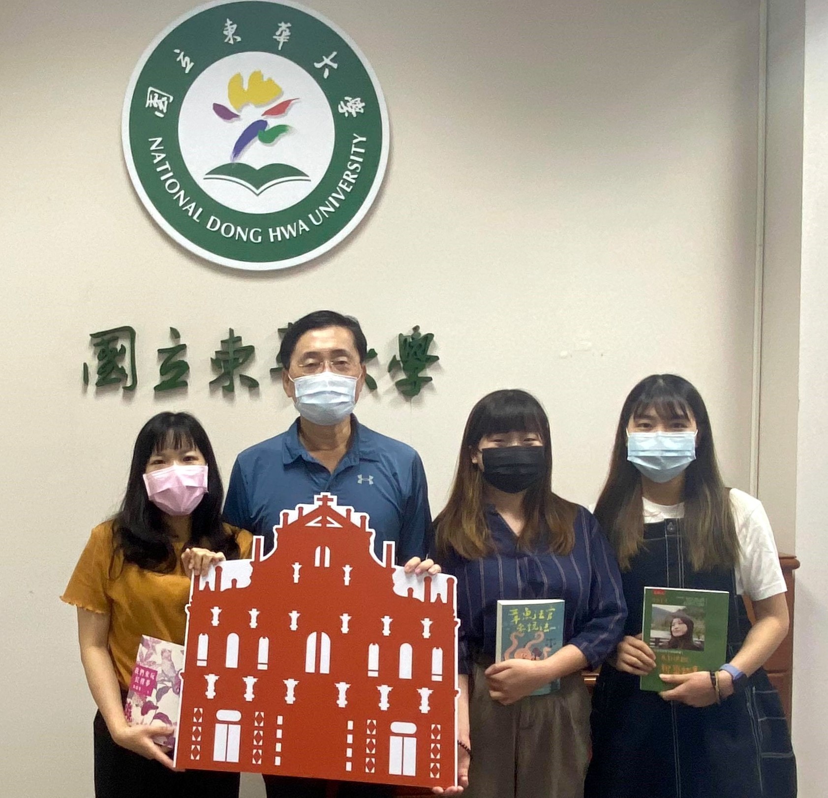 澳門校友會請澳門在校生代表認養路燈,東華大學特別製作澳門大三巴地景意向牌坊鑲嵌在校園認養區域的路燈上表達謝意