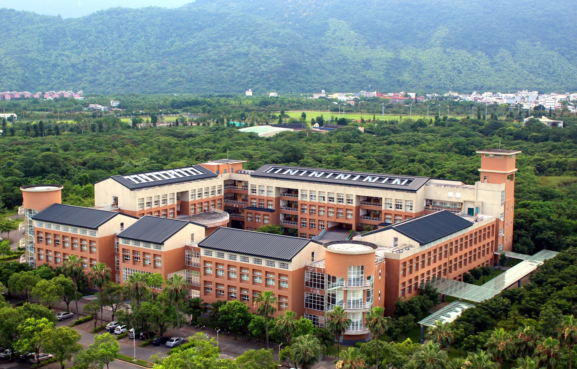 東華管理學院將成立「大數據分析與應用學士學位學程」,提供不同學院學生選修,迸出跨域整合的火花