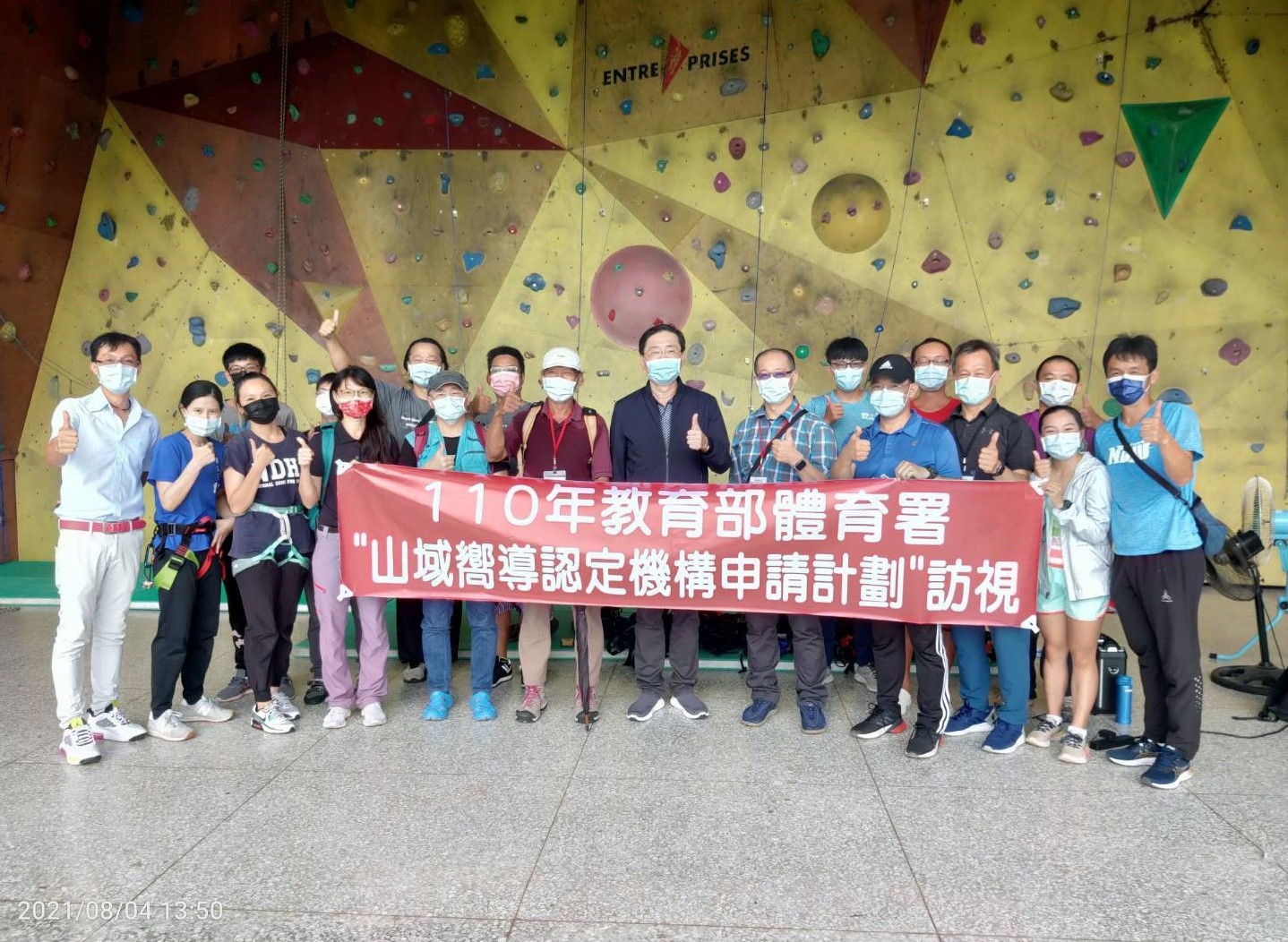 趙涵㨗校長與訪視委員及師生合影