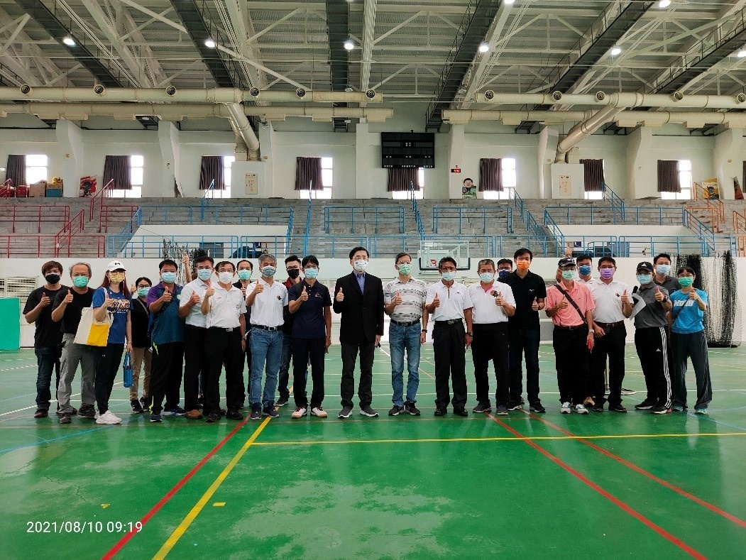 東華大學趙涵㨗校長與執委會同仁合影