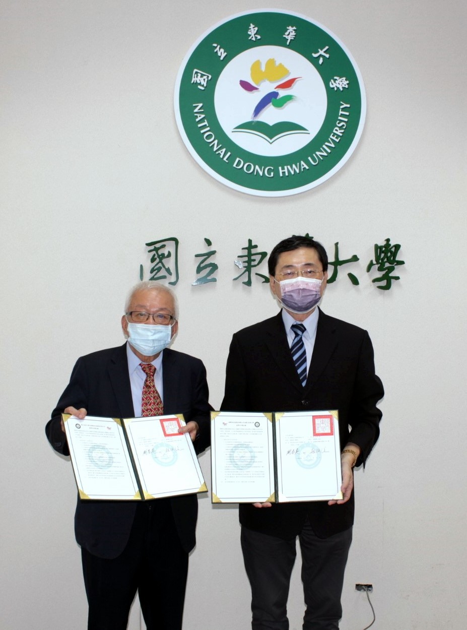 趙涵㨗校長與源興居生技公司劉泰英董事長簽署合作備忘錄後合影