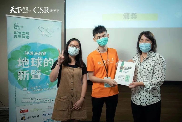 東華校園儲蓄互助社理事薛偉廷代表領獎