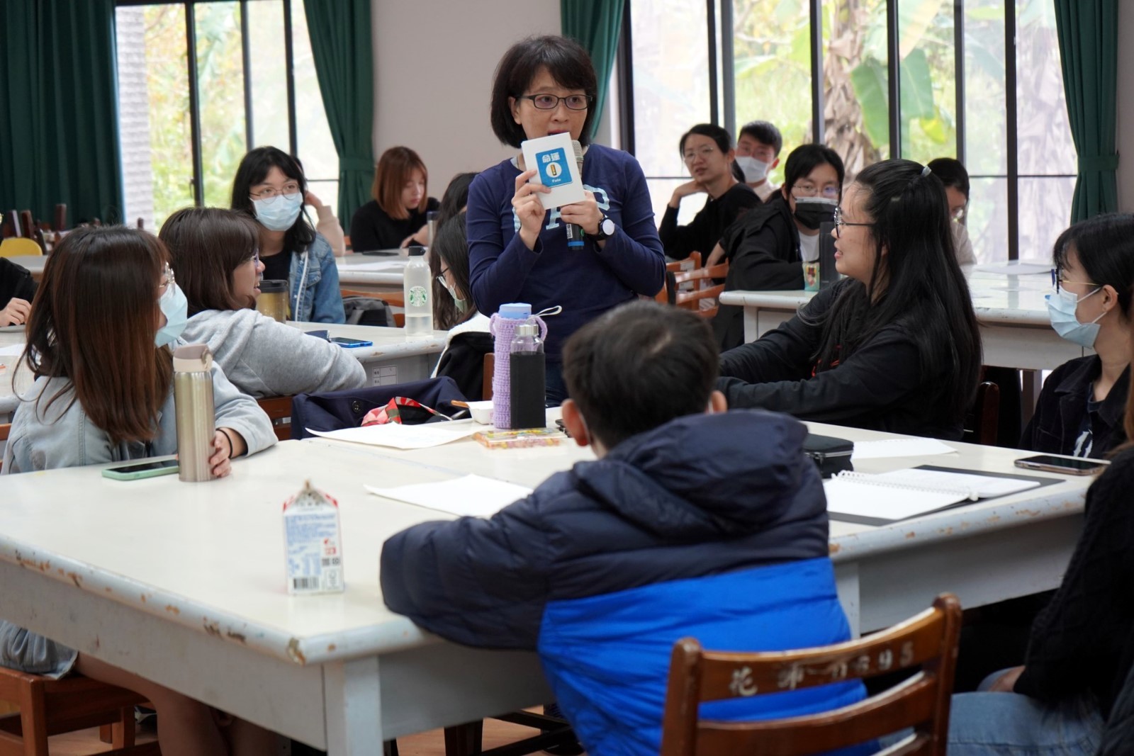 張瓊文教授於校內工作坊教授財務知識(於疫情前拍攝)
