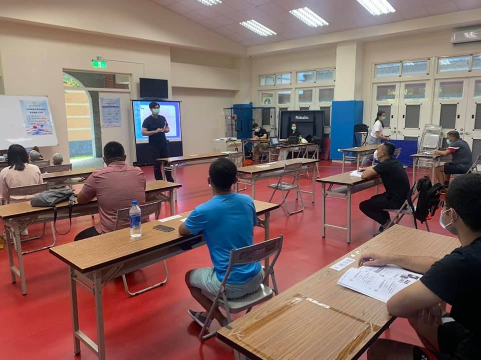 參與救生員檢定與安全講座學員提問討論