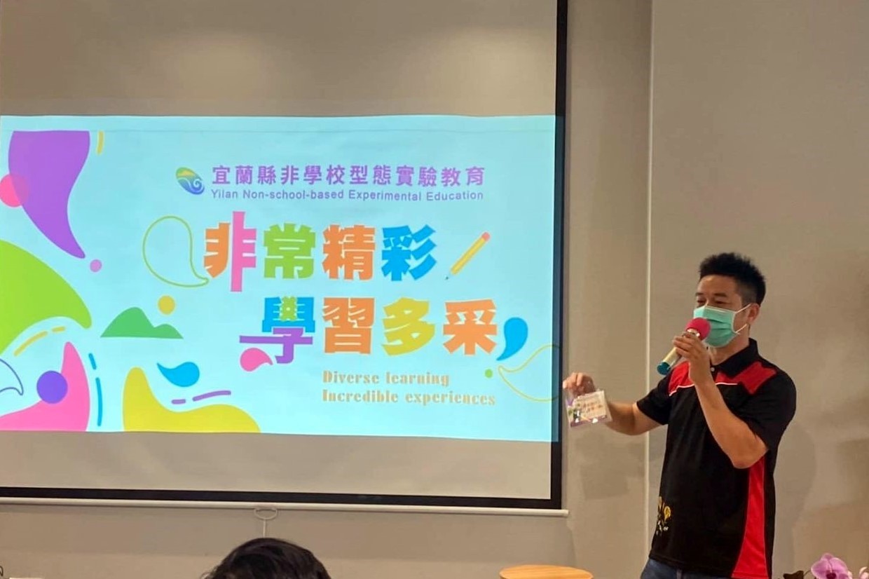宜蘭縣實驗教育中心林武聰主任提供多元升學進路資訊給實驗教育生