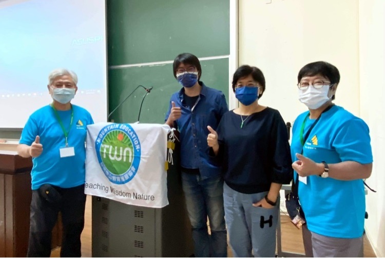 臺灣教育登山推展協會張俊卿理事長、張博崴媽媽、東華體育運動科學系尚憶薇主任與陳冠榮理事長合照