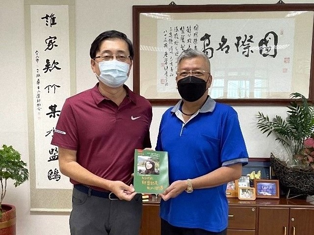 東華大學趙涵㨗校長致贈朱嘉雯教授專書給黃冠欽主委