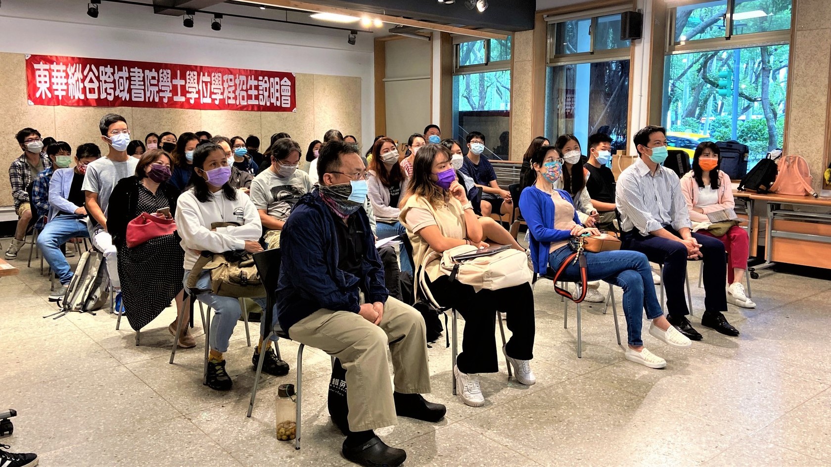 說明會吸引大臺北地區的親師生前來聆聽