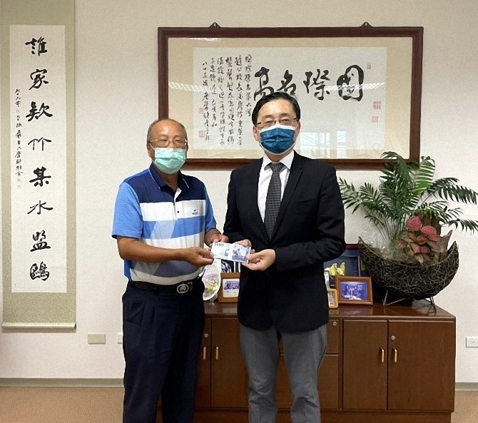 信宇建設有限公司林玉富董事長捐贈東華大學體育發展基金10萬元,由趙涵㨗校長代表接受