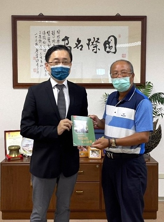 東華大學趙涵㨗校長回贈朱嘉雯教授專書予林玉富董事長