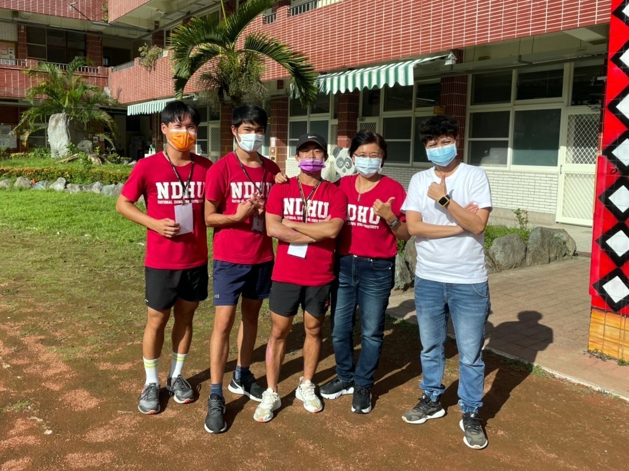 花師教育學院體育與運動科學系與卓清國小林袁如組長合照