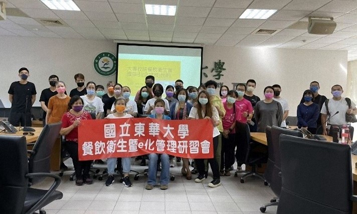 衛生保健組與東華大學校內餐飲櫃商從業人員合照