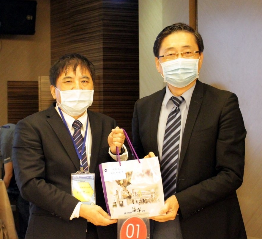 President Hsu of NTOU presents President Chao of NDHU with NTOU developed products